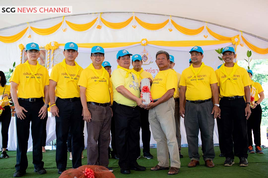 Mr. Vichet Choochia, Managing Director of The Siam Cement (Thung Song) Company Limited, Cement - Building Materials Business, SCG. (4th from left)